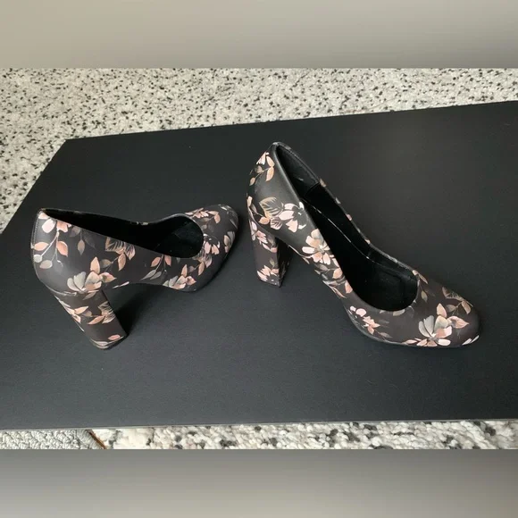 Floral High heels Le Chateau shoes - Picture 2 of 5